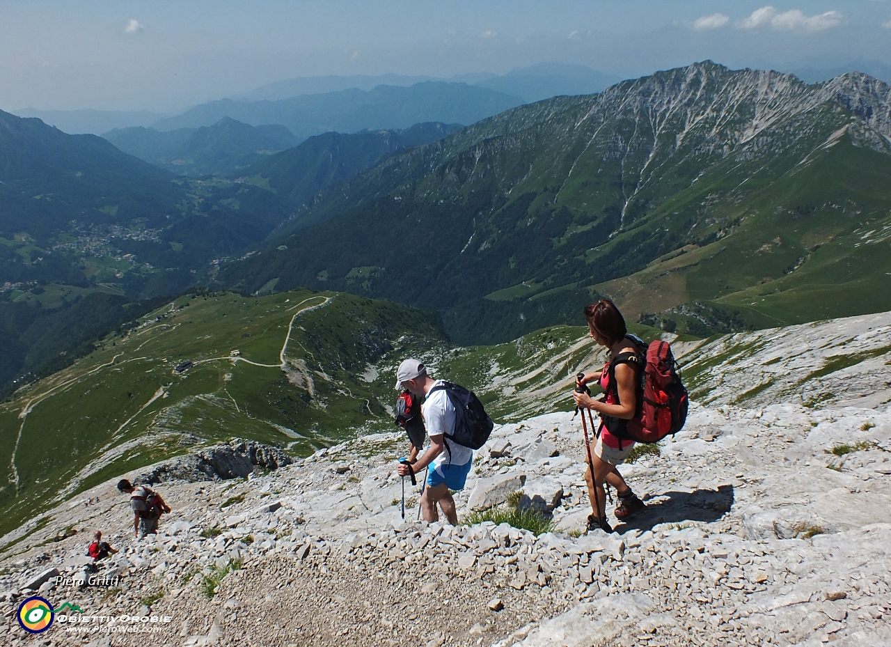 55 a scelta....sentiero su ghiaia o su roccia...JPG